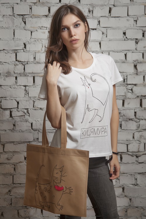 Стильная трафаретная печать на женской футболке Киев