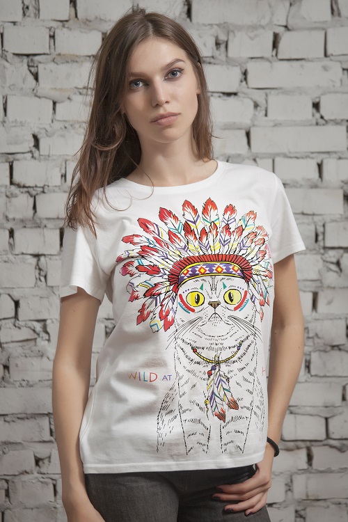 Яркий принт на футболке для девушки Украина