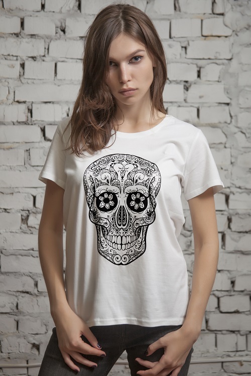 Трафаретная печать на футболке для девушки Киев