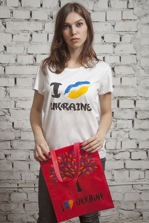 Стильная трафаретная печать на футболке для девушки Украина